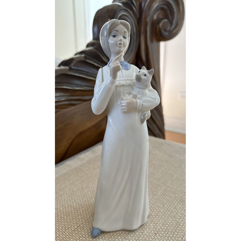 Tengra Porcelain Girl Scolding Kitten Cat Figurine HandMade in Spain 8 3/4" Tall